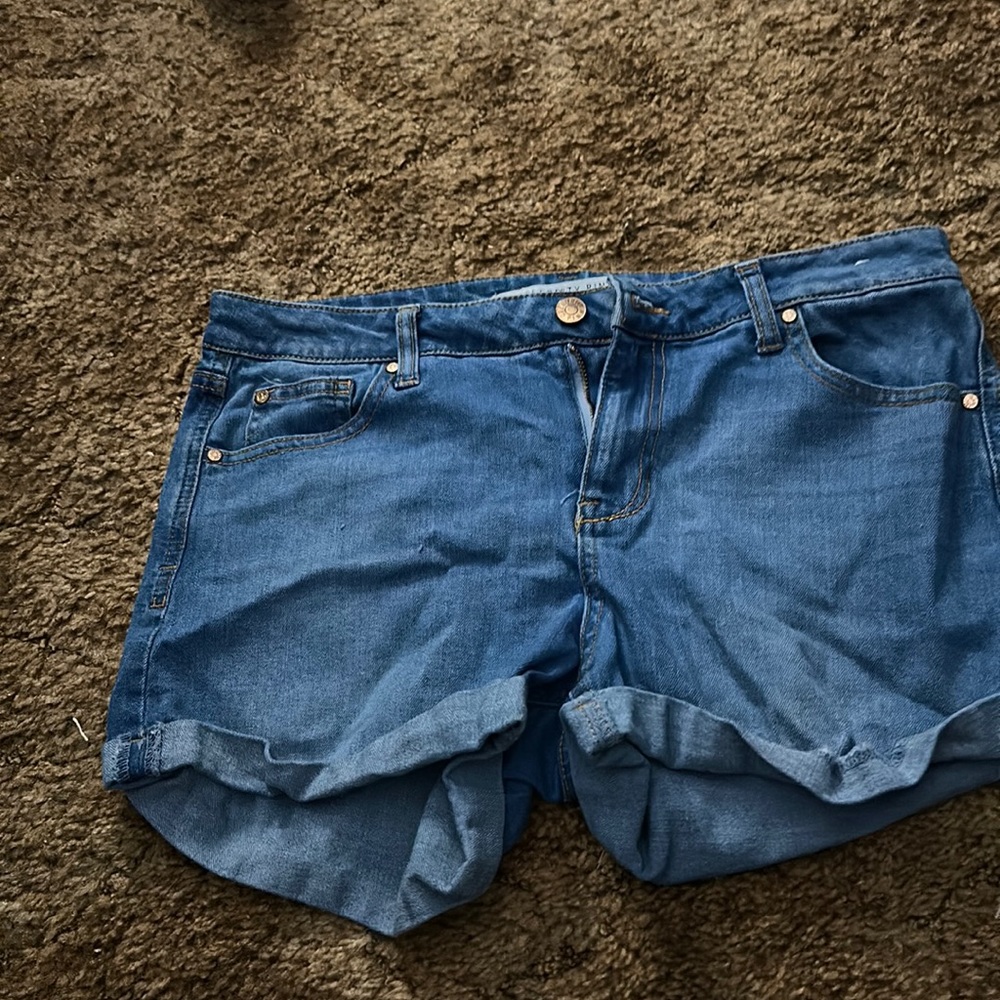 Used pair of size 9/29 Celebrity Pink shorts! These are high wasted.